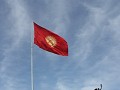 De Kyrgisische vlag en het Erkindik statue