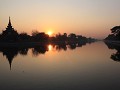 Zonsondergang aan de omwallingen van het Royal Pal