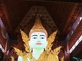 De zittende Boeddha in de Ngatatgyi Pagoda