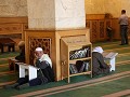 Biddende mannen in de grote moskee