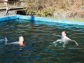 flora leert zwemmen in het warme water van borjomi
