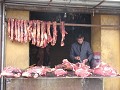 Yakvlees te koop op straat. Het vlees is sterker v