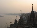 Een blik op de heilige stad Varanasi. De hele dag 