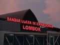 Luchthaven Praya te Lombok. (foto per foto loaden 