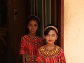 De kleinkinderen v/d overledene, Toraja.