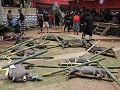 Vlees wordt versneden op palmbladeren, Toraja.