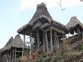 Sodan Village, ze moeten wel op hoge poten bouwen.