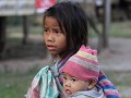 Ook in Laos oudere zus moet op baby passen.