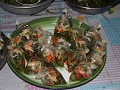 Zakjes eten die door de Laotianen koud met de hand