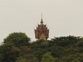 Tempel bij het binnenkomen van Pakse met ook reuze
