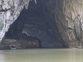Hop en de grot in. Puon Cave of Dông Puông.