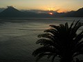 Atitlan meer en San Pedro vulkaan by sunset.