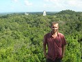 Indiana Tali boven de jungle van Tikal.