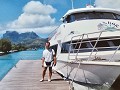 WE GERAAKTEN ER PER VLIEGTUIG EN BOOT.