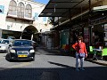WE DWAALDEN VERDER DOOR SMALLE  STRAATJES.