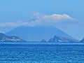 DE STROMBOLI NOG VERBORGEN ACHTER DE WOLKEN.