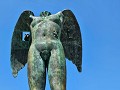 HET IS EEN FIGUUR UIT DE GRIEKSE MYTHOLOGIE.
