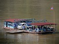 MET DE FERRY DE MEKONG OVERSTEKEN.