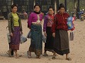TAI-LU VROUWEN GAAN TERUG NAAR HUIS.