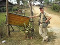 JEF AAN DE INGANG VAN HET XIENG KOK RESORT.