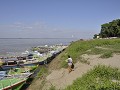 BAGAN LIGT AAN DE MACHTIGE AYEYARWADY RIVIER.