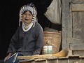 AKHA-VROUW OP HAAR VERANDA.