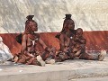 IN OUTJO ZAGEN WE DE EERSTE HIMBA-VROUWEN.