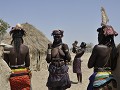 DE HUIDSKLEUR IS DONKERDER DAN DIE VAN DE HIMBA.