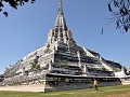 WAT PHU KHAO THONG LIGT EEN EINDJE BUITEN DE STAD.