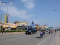 EEN SOORT AUTOSTRADE LOOPT DWARS DOOR PHITSANULOK.