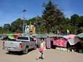 30 KM VAN TAK VONDEN WE EEN "HILL-TRIBE-MARKET".