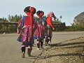 ONDERWEG ZIEN WE DE EERSTE RODE HMONG OP WEG NAAR 