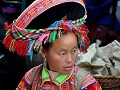 SOMMIGE HMONG-VROUWEN DRAGEN EEN ROND HOOFDDEKSEL.