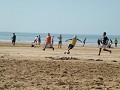 voetbal op het strand