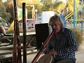Digeridoo door een man die 2 dingen tegelijk kan.