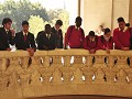 Studenten aan het herdenkingsmonument van de gesne