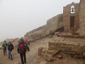 Op de top staan een kerkje en een moskeetje.