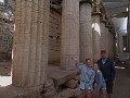 Een tempel met een tent over ter bescherming.