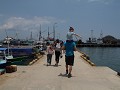 In de haven van Labuan Bajo op zoek naar onze boot