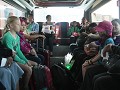 De bus brengt ons naar het vliegtuig.