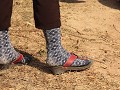 Elke vrouw draagt hier kousen in slippers...