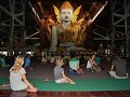 De immense zittende boeddha in Ngahtatgyi tempel.