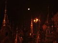 Volle maan boven de Shwedagon Pagode.