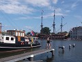 Oude schepen kijken aan de haven.
