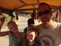 De tuktuk brengt ons naar het park.