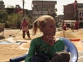 Vrouwen drogen de rijst achter Lisse.