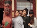 Maori-meisjes aan het ontmoetingshuis.