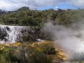 De aardkorst is hier dun en dus warm.(panorama)