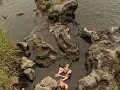 Baden in het de warme bron die er uitmondt in de k