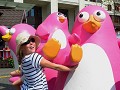 Roze pinguïns kleuren de stad: reclame voor ijsjes